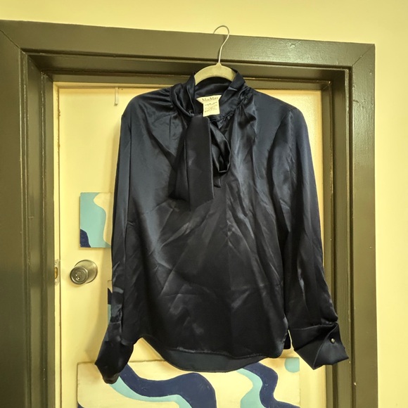 MaxMara silk satin shirt in navy! Like new condition! Size 4! - Picture 3 of 5